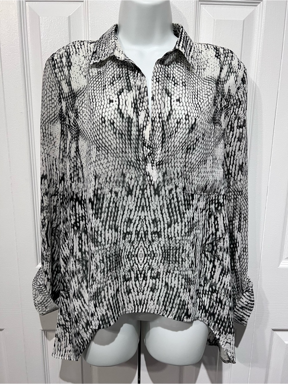 Kenneth Cole Reaction Black/Grey/White Snake Print Tunic Blouse Shirt Size S